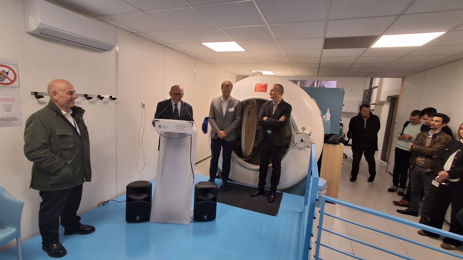 Inauguration du centre hyperbare : discours devant le caisson, en présence des équipes et des élus.